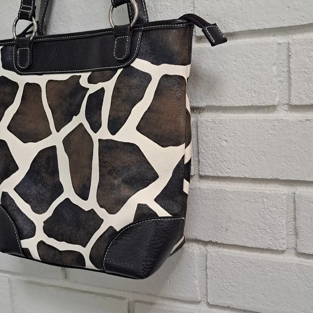 Mondo Giraffe Print Shoulder Bag. - Picture 2 of 13